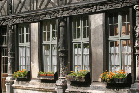 France, Haute Normandie, Seine Maritime, Rouen, maisons a pans de bois, colombages, rue Martainville, aitre saint maclou, figures macabres, cimetiere des pestiferes, ossuaire, tete de mort, ossements,