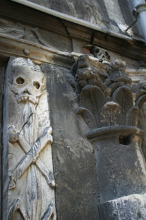 France, Haute Normandie, Seine Maritime, Rouen, maisons a pans de bois, colombages, rue Martainville, aitre saint maclou, figures macabres, cimetiere des pestiferes, ossuaire, tete de mort, ossements,