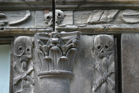 France, Haute Normandie, Seine Maritime, Rouen, maisons a pans de bois, colombages, rue Martainville, aitre saint maclou, figures macabres, cimetiere des pestiferes, ossuaire, tete de mort, ossements,