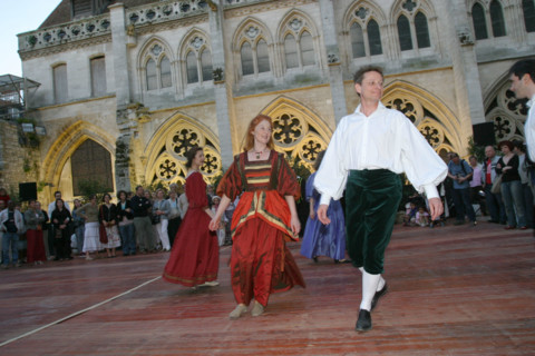 France, Haute Normandie, Seine Maritime, Rouen, cathedrale notre dame, fetes jeanne d'arc 2005, 
bal medieval, danseurs, musique medievale, costumes traditionnels,