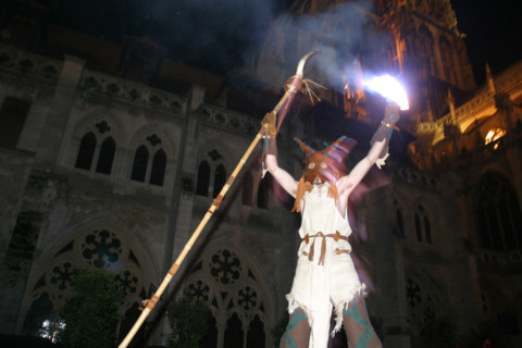 France, Haute Normandie, Seine Maritime, Rouen, cathedrale notre dame, fetes jeanne d'arc 2005, 
spectacle "les nuits de feu", pyrotechnie, cracheurs de feu, bateleurs, saltimbanques, danse, torches,