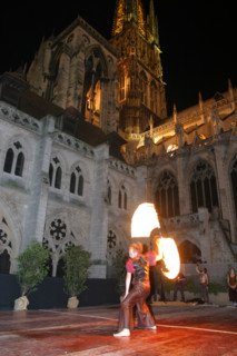 France, Haute Normandie, Seine Maritime, Rouen, cathedrale notre dame, fetes jeanne d'arc 2005, 
spectacle "les nuits de feu", pyrotechnie, cracheurs de feu, bateleurs, saltimbanques, danse, torches,