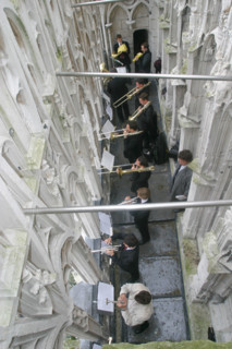 France, Haute Normandie, Seine Maritime, Rouen, cathedrale Notre-Dame, fetes jeanne d'arc 2005, cuivres de Rouen jouant a la galerie des rois, musciens, cuivres,
