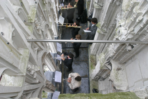 France, Haute Normandie, Seine Maritime, Rouen, cathedrale Notre-Dame, fetes jeanne d'arc 2005, cuivres de Rouen jouant a la galerie des rois, musciens, cuivres,