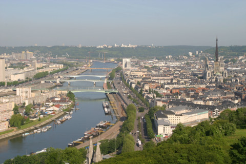 France, Haute Normandie, Seine Maritime, Rouen, panorama depuis la cote sainte catherine, vue generale, ile Lacroix et la rive gauche avec la tour des archives, tours, immeubles, ponts, Seine, cathedr...