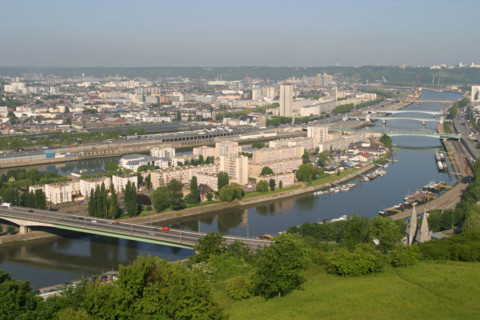 France, Haute Normandie, Seine Maritime, Rouen, panorama depuis la cote sainte catherine, vue generale, ile Lacroix et la rive gauche avec la tour des archives, tours, immeubles, ponts, Seine, cathedr...