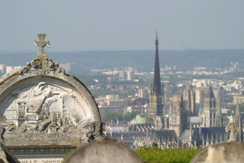 France, Haute Normandie, Seine Maritime, Rouen, cimetiere monumental surplombant la ville, fleche de la cathedrale notre dame,