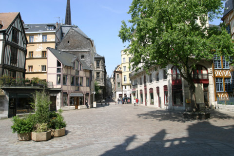 France, Haute Normandie, Seine Maritime, Rouen, place barthelemy, depuis le parvis de l'eglise saint Maclou, maisons a pans de bois, habitat traditionnel, colombages,