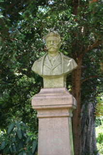 France, Haute Normandie, Seine Maritime, Rouen, avenue jeanne d'arc, square verdrel, plantes, jardin public, 
buste de guy de maupassant, auteur, ecrivain cauchois, sculpture, statue,
