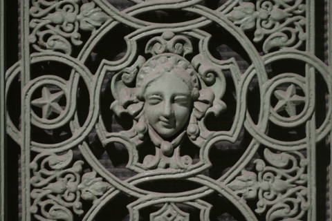 France, Haute Normandie, Seine Maritime, Rouen, detail de la porte d'une maison, rue Beffroy, visage de femme, ferronnerie,