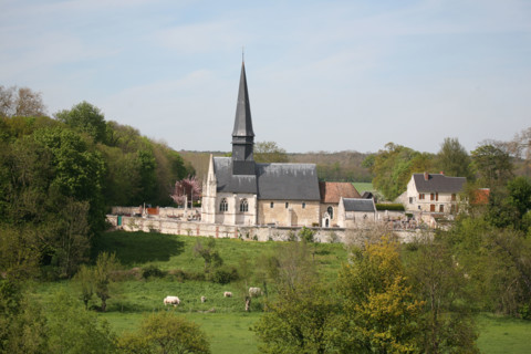 France, Haute Normandie, Seine Maritime, vallee de la Seine, sahurs, eglise de sahurs, champs, vaches,