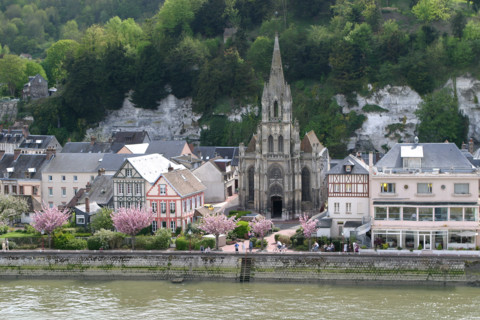 France, Haute Normandie, Seine Maritime, vallee de la Seine, la bouille, eglise, maisons, rive du fleuve,