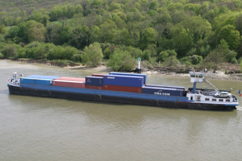 France, Haute Normandie, Seine Maritime, vallee de la Seine, convoi fluvial, barge porte conteneurs, container, berges,