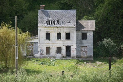 France, Haute Normandie, Seine Maritime, vallee de la Seine, maison abandonnee sur les berges du fleuve,