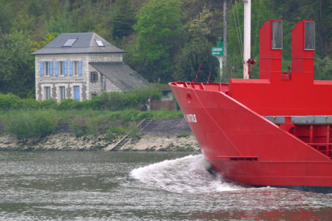 France, Haute Normandie, Seine Maritime, vallee de la Seine, environs de jumieges, cargo montant la Seine, maison sur la berge,