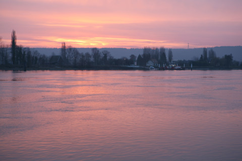 France, Haute Normandie, Seine Maritime, vallee de la Seine, au niveau du bac de Yainville, soleil couchant,
