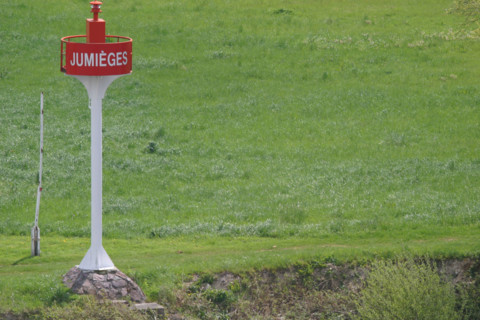 France, Haute Normandie, Seine Maritime, vallee de la Seine, signalisation sur la berge, jumieges, transport maritime, environnement, fleuve, marine marchande, paysage,