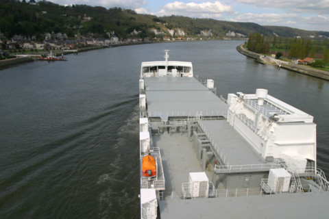 France, Haute Normandie, Seine Maritime, vallee de la Seine, cargo en route vers l'aval, boucle de jumiege, transport maritime, environnement, fleuve, marine marchande,