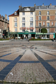 France, Haute Normandie, Seine Maritime, Dieppe, quai Henri IV, fontaine, forme geometrique,