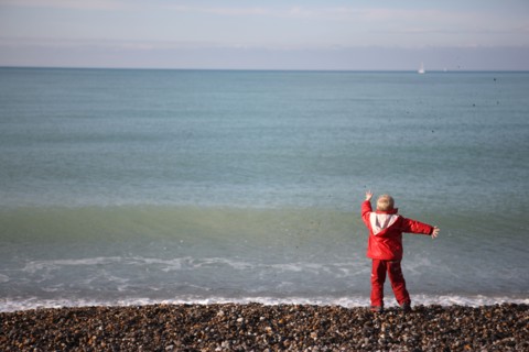 France, Haute Normandie, Seine Maritime, Dieppe, mer, plage galets, enfat qui jette des galets a la mer, personnage ok,
