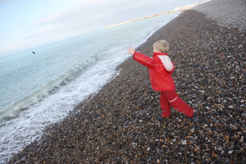 France, Haute Normandie, Seine Maritime, Dieppe, mer, plage galets, enfat qui jette des galets a la mer, personnage ok,