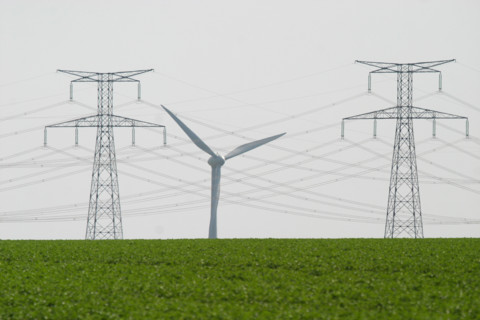 France, Haute Normandie, Seine Maritime, pays de Caux, Penly, pylones, lignes haute tension au depart de la centrale electronucleaire de Penly, eoliennes, energie, environnement, developpement durable...