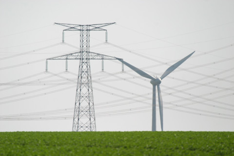 France, Haute Normandie, Seine Maritime, pays de Caux, Penly, pylones, lignes haute tension au depart de la centrale electronucleaire de Penly, eoliennes, energie, environnement, developpement durable...