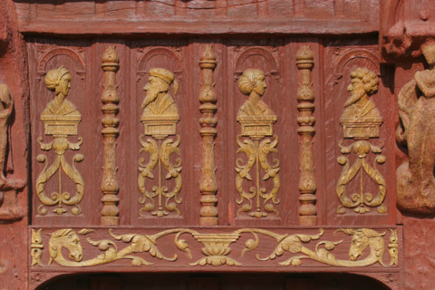 France, Haute Normandie, Seine Maritime, pays de Caux, Saint-Valery-en-Caux, maison Henri IV, colombages, pans de bois, decor, office du tourisme, detail bas relief, figures,