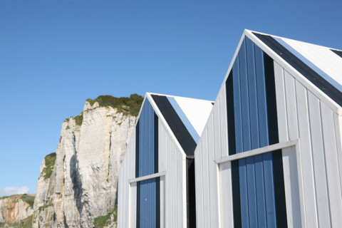 France, Haute Normandie, Seine Maritime, pays des hautes falaises, yport, la plage et les falaises amont, cabines de bains,