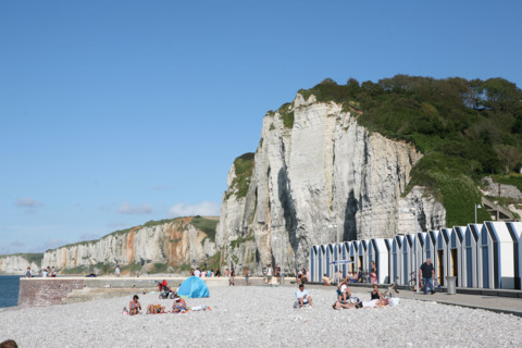 France, Haute Normandie, Seine Maritime, pays des hautes falaises, yport, la plage et les falaises amont, barque, doris, cabines de bains,