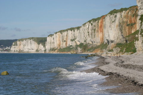 France, Haute Normandie, Seine Maritime, pays des hautes falaises, yport, la plage et les falaises amont, mer, vagues,