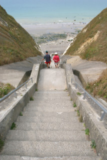 France, Haute Normandie, Seine Maritime, pays de Caux maritime, Sotteville-sur-Mer, valleuse, escaliers dans la falaise, maree basse,