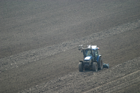 France, Haute Normandie, Seine Maritime, vallee de la Seine, tracteur labourant au bord de Seine vers le trait, depuis la passerelle d'un cargo,