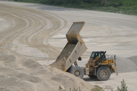 France, Haute Normandie, Seine Maritime, vallee de la Seine, camion benne, travaux publics, sable, ballastiere d'yville,
