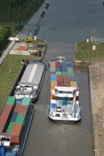 France, Haute Normandie, Seine Maritime, vallee de la Seine, Tancarville, debouche des ecluses et la Seine, fleuve et canal, peniches et barges, transport fluvial, porte conteneurs, container,