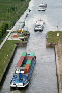 France, Haute Normandie, Seine Maritime, vallee de la Seine, Tancarville, debouche des ecluses et la Seine, fleuve et canal, peniches et barges, transport fluvial, porte conteneurs, container, ecluse ...