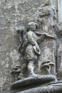 France, Haute Normandie, Seine Maritime, Rouen, rue etoupee, detail habitat, maison, sculpture, habitat traditionnel, ornement, decor, facade, sculpture, chevalier, armure, armoiries, medieval, herald...