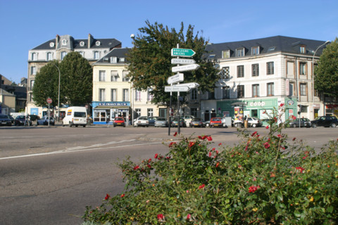 France, Haute Normandie, Seine Maritime, Rouen, place cauchoise, centre ville, circulation, axe routier, maisons,