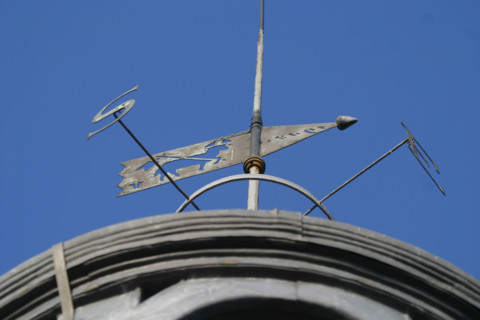 France, Haute Normandie, Seine Maritime, Rouen, girouette au sommet du beffroi, rue du gros horloge, armes de la ville, vent,