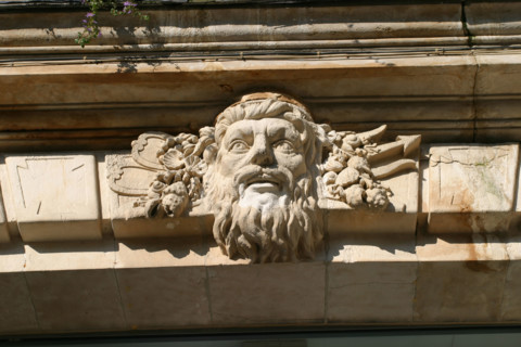 France, Haute Normandie, Seine Maritime, Rouen, place de la pucelle, 
ornement de facade, figure d'homme, mascaron, neptune, trident,