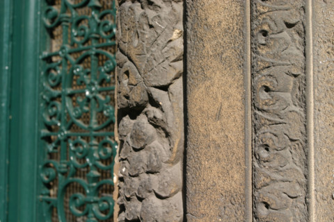 France, Haute Normandie, Seine Maritime, Rouen, rue Martainville, detail d'une porte, sculpture, pierre, habitat traditionnel,