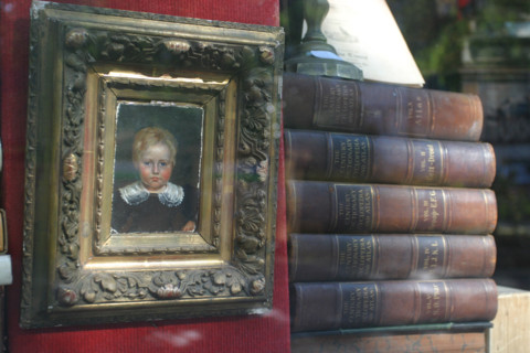 France, Haute Normandie, Seine Maritime, Rouen, rue damiette, boutique d'antiquaire, vitrine, livres ancien, cadre, portrait d'enfant, peinture,
