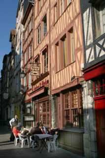 France, Haute Normandie, Seine Maritime, Rouen, rue damiette, boutiques, terrasse cafe, restaurant, maisons a pans de bois, colombage, medieval, habitat traditionnel,