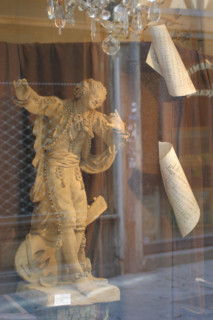 France, Haute Normandie, Seine Maritime, Rouen, rue damiette, boutique d'antiquaire, vitrine, statuette, maisons a pans de bois, colombage, medieval, habitat traditionnel,