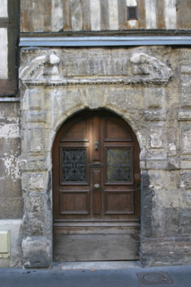 France, Haute Normandie, Seine Maritime, Rouen, rue de bourg l'abbe, detail habitat, maison, sculpture, porche, habitat traditionnel, ornement, decor, facade