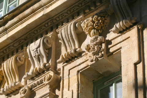 France, Haute Normandie, Seine Maritime, Rouen, quartier des hotels particuliers, detail d'une facade d'immeuble, sculpture, ornements, decor, 
rue saint patrice