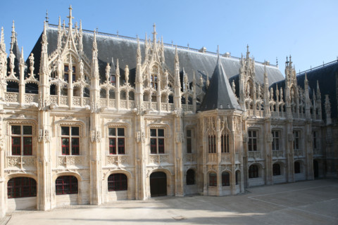 France, Haute Normandie, Seine Maritime, Rouen, palais de justice, tribunal, institution, monument historique restaure en 2007, neo gothique, cour d'honneur, palais royal, tour centrale,