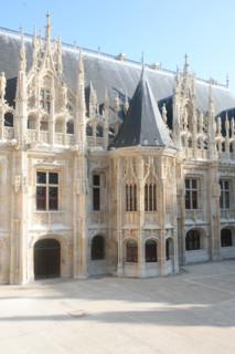 France, Haute Normandie, Seine Maritime, Rouen, palais de justice, tribunal, institution, monument historique restaure en 2007, neo gothique, cour d'honneur, palais royal, tour centrale,