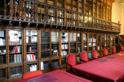 France, Haute Normandie, Seine Maritime, Rouen, palais de justice, tribunal, institution, monument historique restaure en 2007, neo gothique, bibliotheque du tgi, rayons, livres, registres,