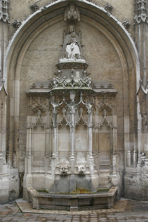 France, Haute Normandie, Seine Maritime, Rouen, fontaine de la crosse, 
rue des carmes,